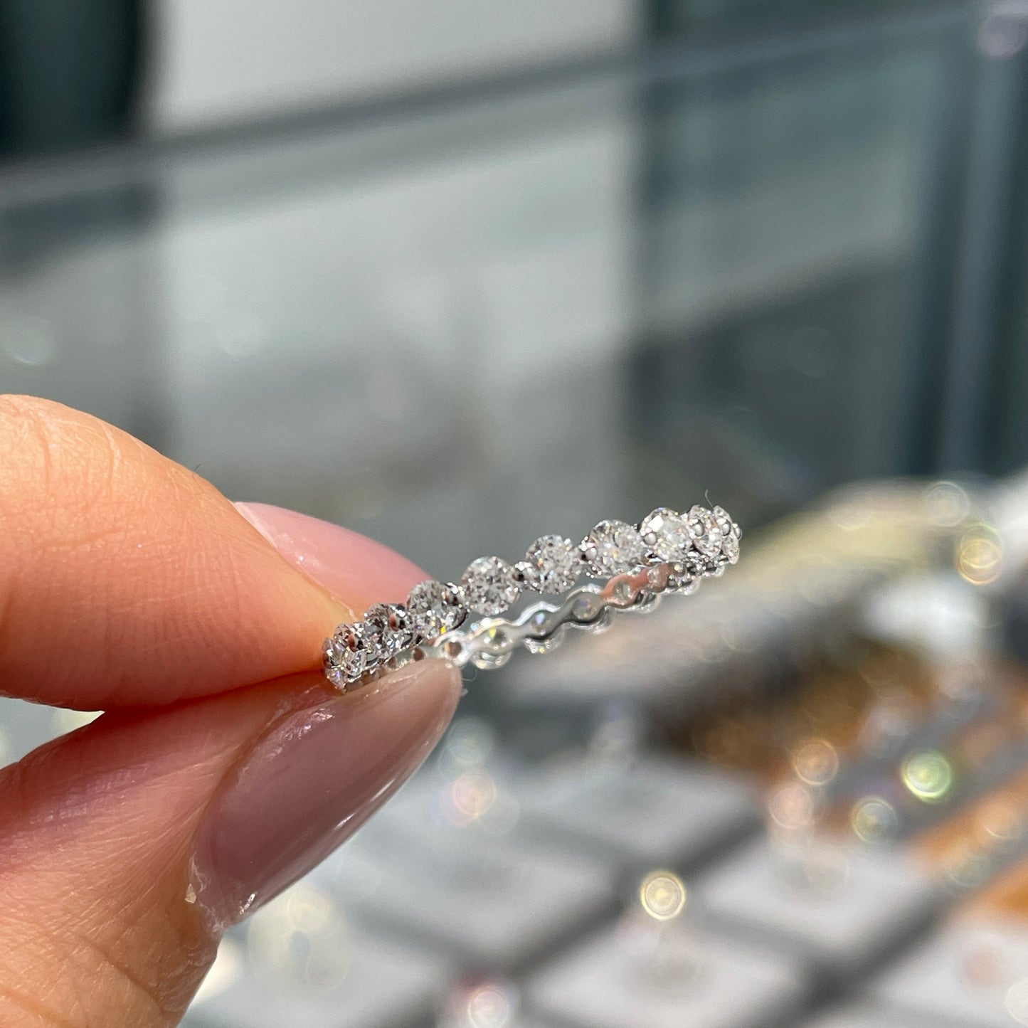 9k Lab diamond Round 1.05ct single-prong full eternity ring