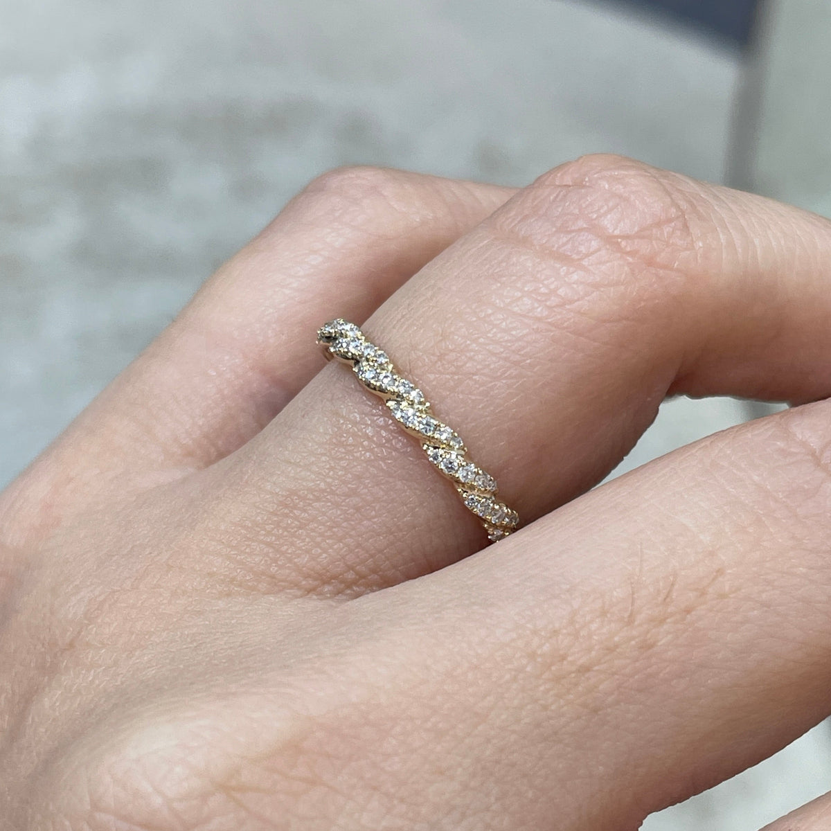 9k Lab diamond round 0.2ct rope half pave ring