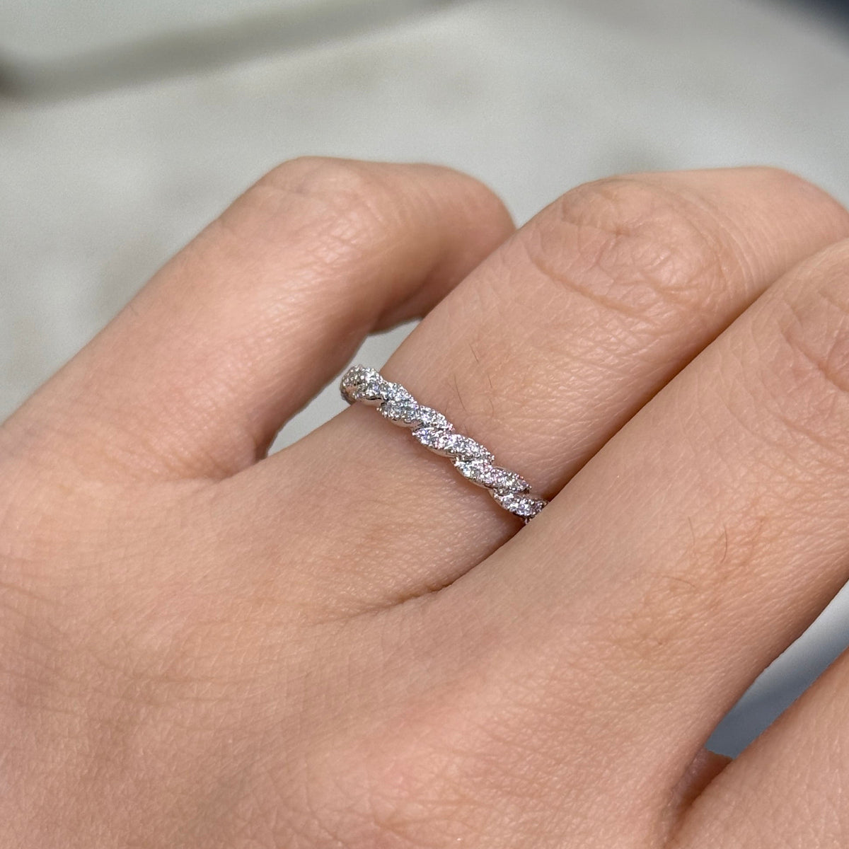 9k Lab diamond round 0.2ct rope half pave ring
