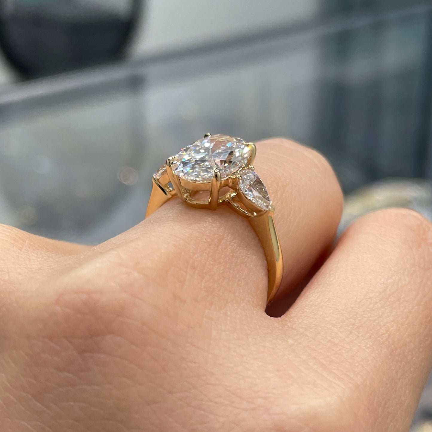 IGI Lab diamond Oval 3.5ct with pear shape 0.4ct three stone setting ring