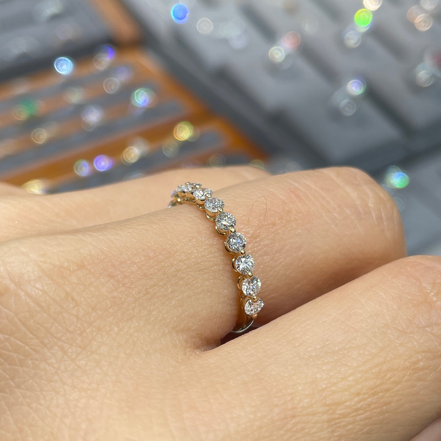 Lab Diamond round 0.72ct single-prong half eternity ring