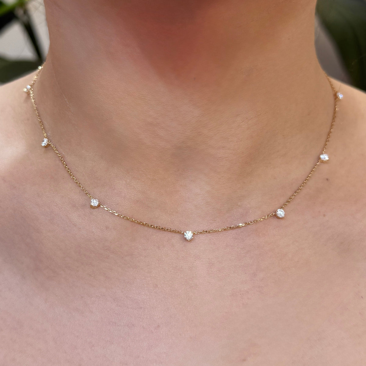 9k Lab diamond round 0.84ct three-prong dangling necklace