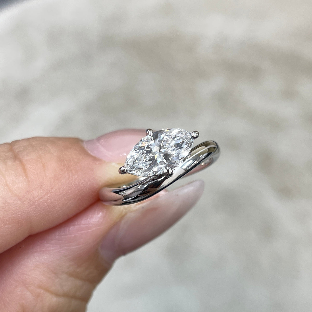 9k Lab diamond marquise shape 1ct compass four-prong wavy ring