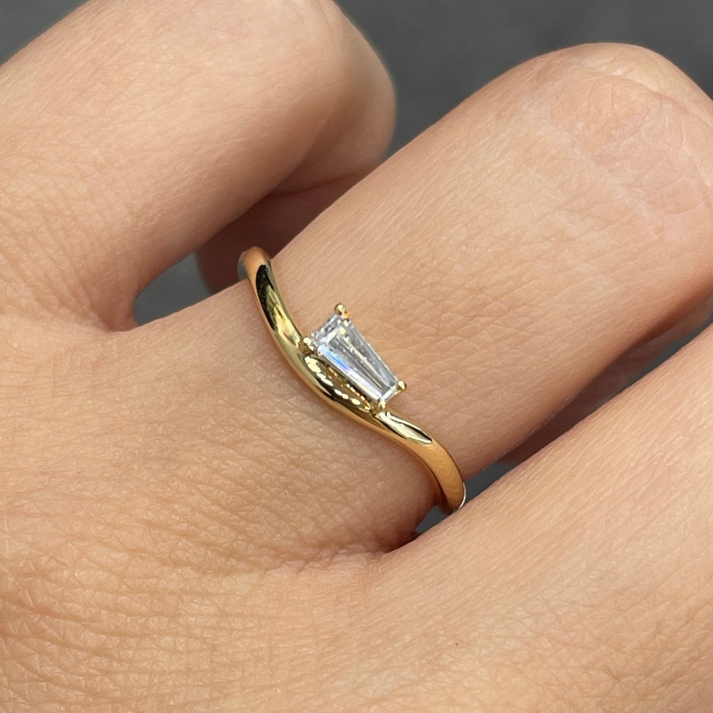 Lab diamond Baguette cut 0.15ct wavy ring