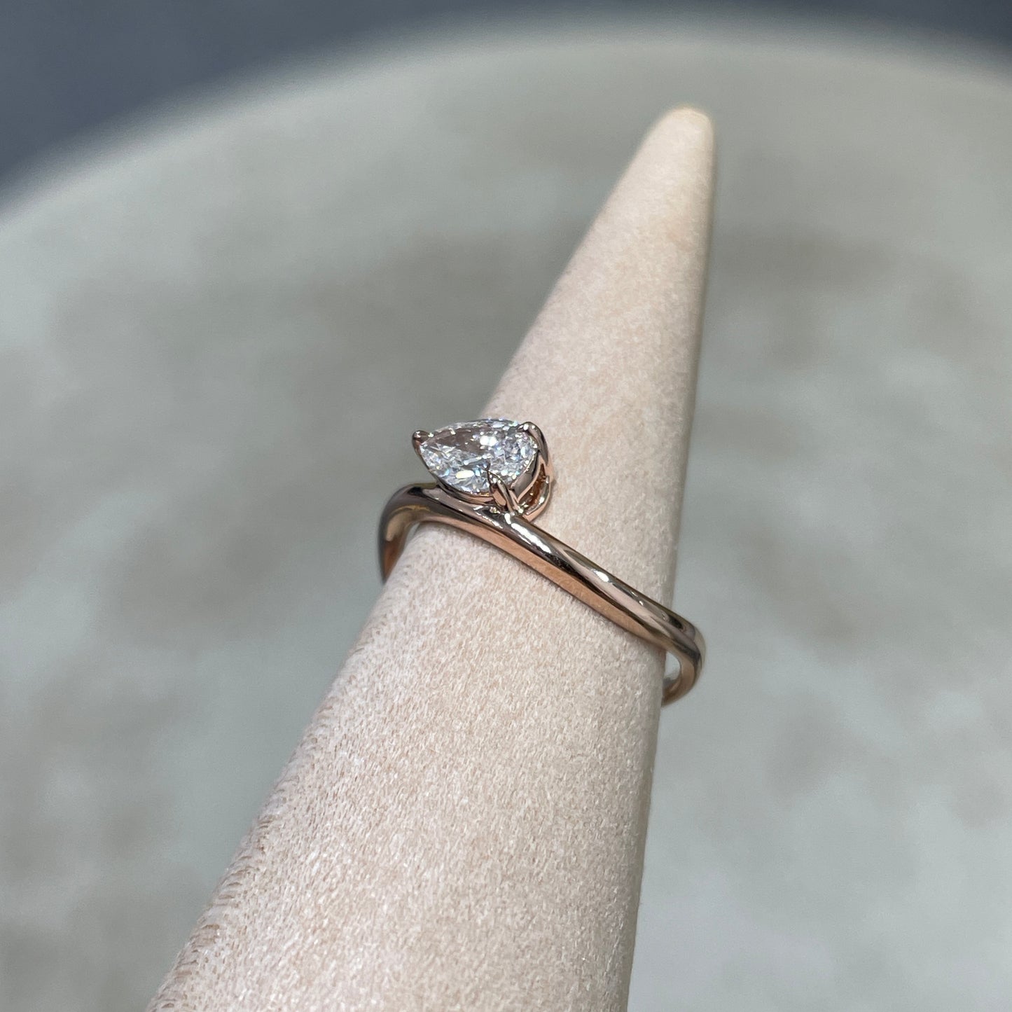 9K Lab diamond Pear shape 0.3ct wavy pinky ring