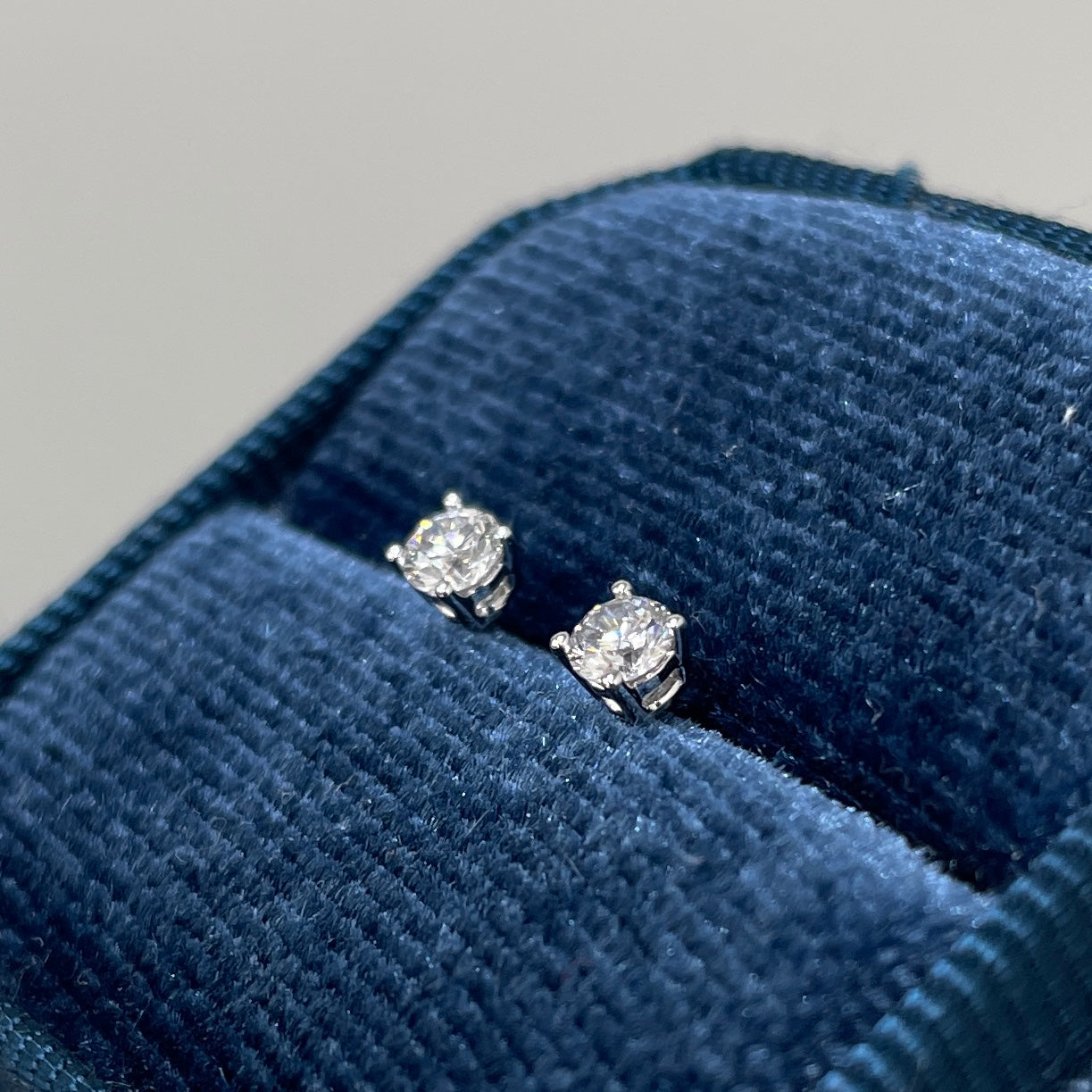 Lab diamond Round 0.3ct four-prong stud earrings -pair