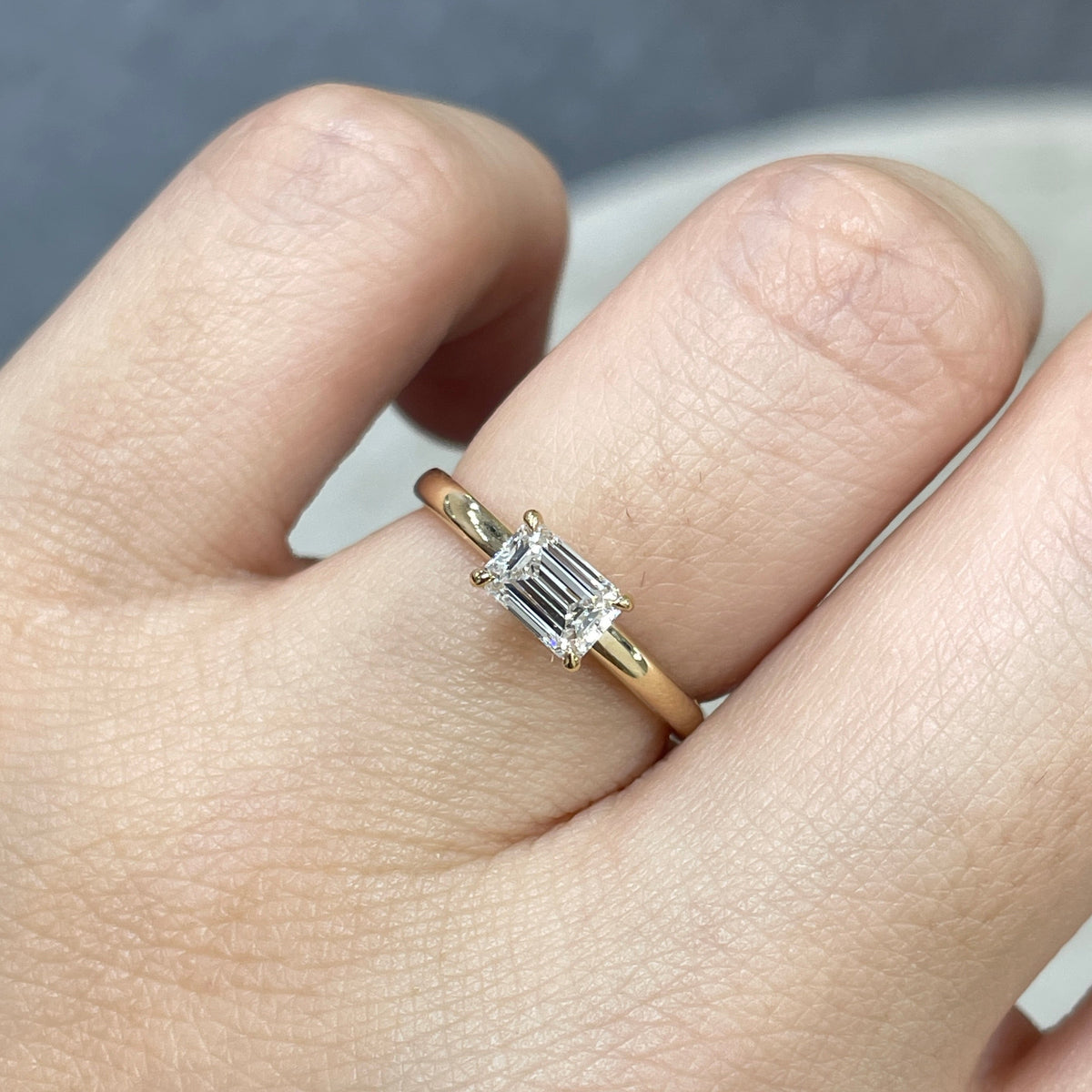 9k Lab diamond Emerald cut 0.5ct four-prong horizontal ring