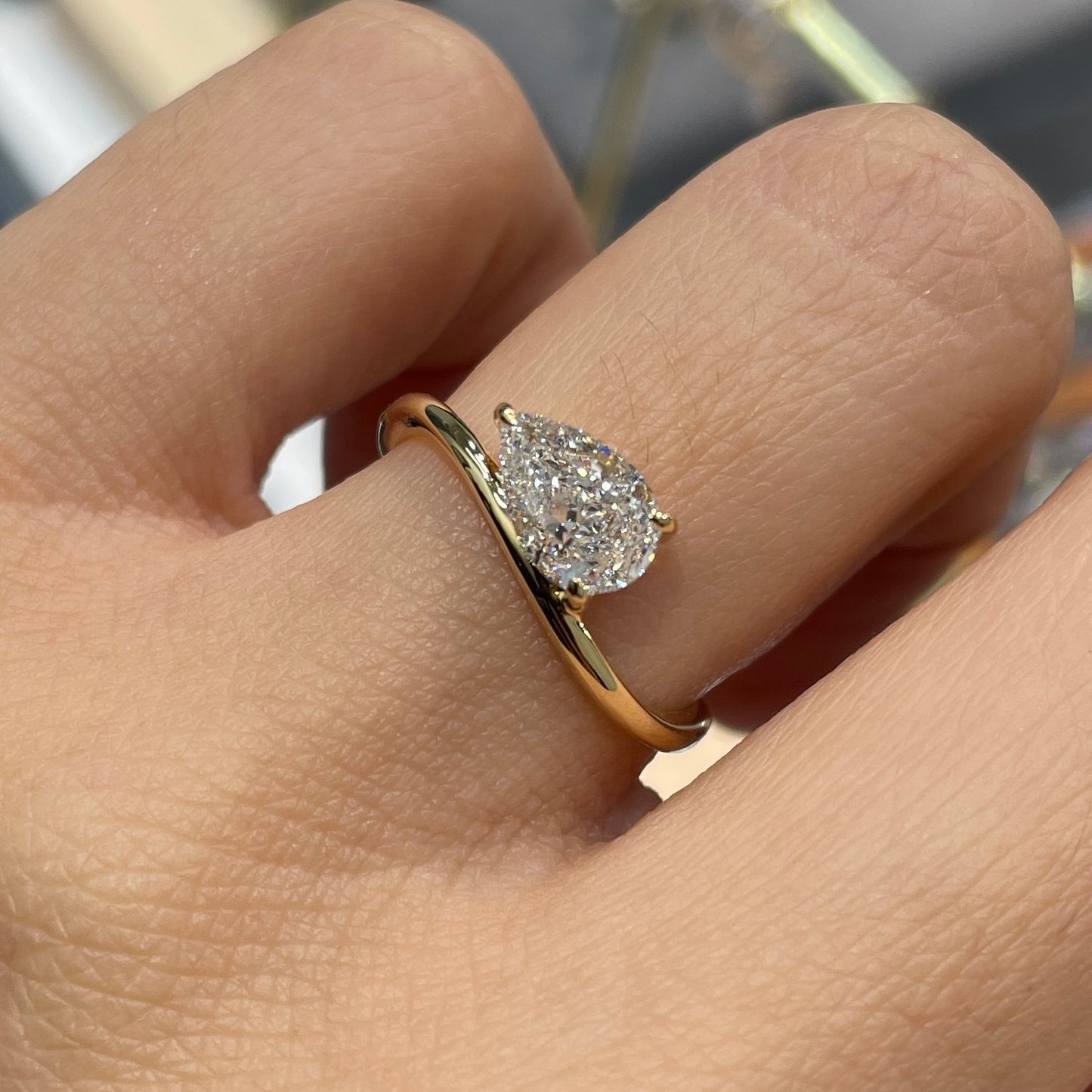 IGI Lab diamond Pear shape 1ct three prong wavy ring