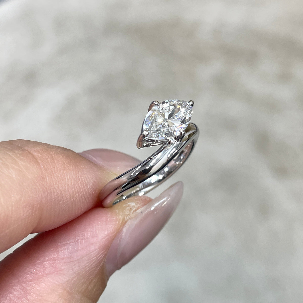 9k Lab diamond marquise shape 1ct compass four-prong wavy ring