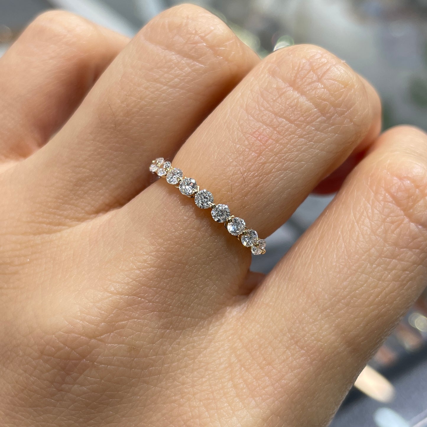 Lab Diamond round 0.72ct single-prong half eternity ring