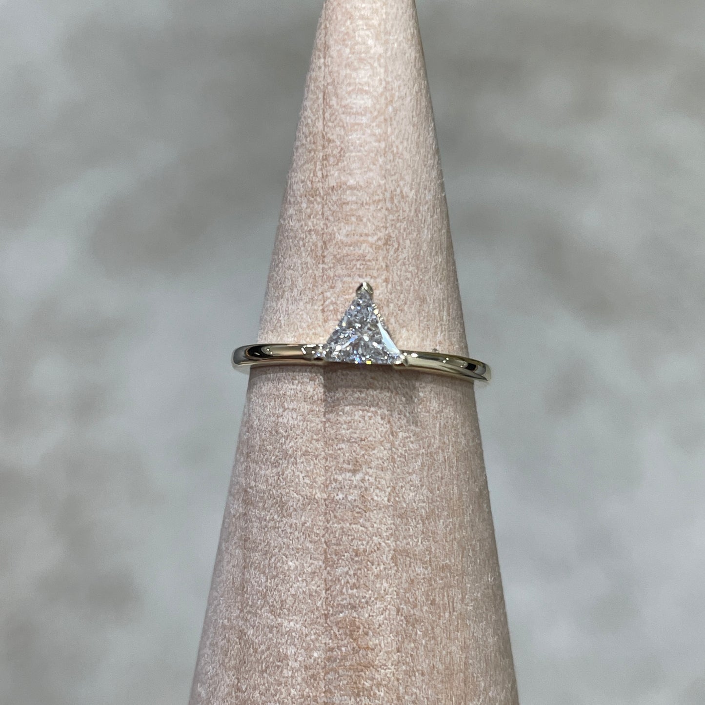 9k Lab diamond triangle 0.2ct three-v prong pinky ring