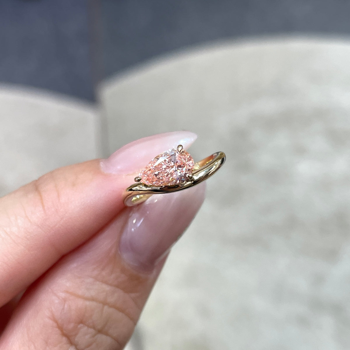 9k IGI lab pink diamind pear shape 0.7ct three-prong thick wavy pinky ring