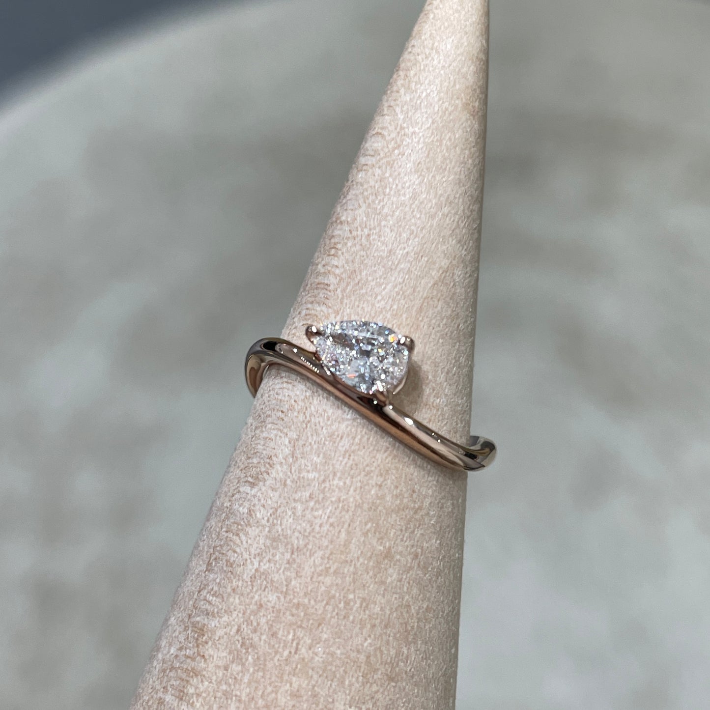 9K Lab diamond Pear shape 0.3ct wavy pinky ring