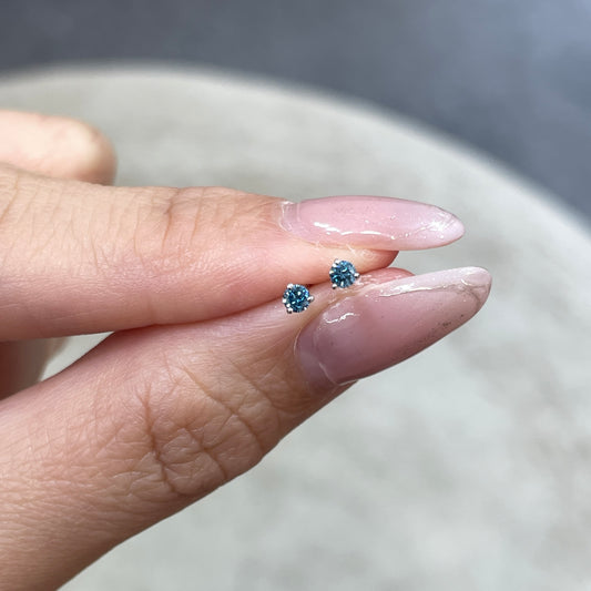 Lab blue diamond round 0.1ct three-prong stud earrings - pair