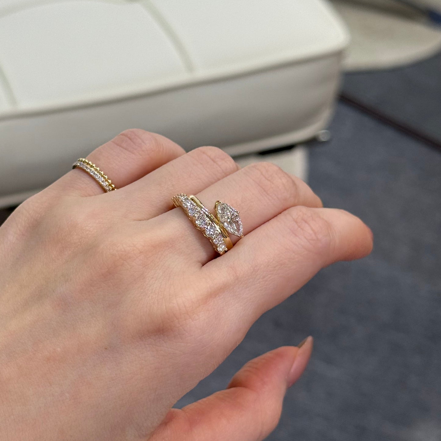 9k Lab diamond marquise shape 1ct compass four-prong wavy ring