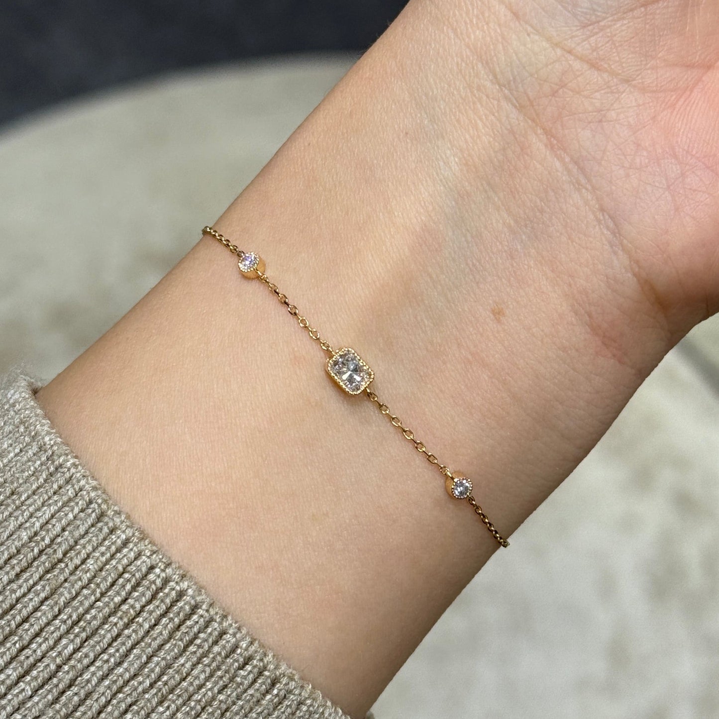 Lab diamond radiant cut 0.4ct milgrain bezel with little diamond bracelet