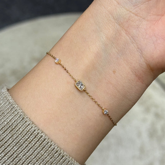 Lab diamond radiant cut 0.4ct milgrain bezel with little diamond bracelet