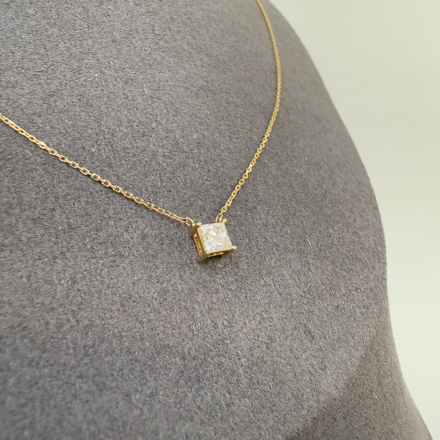 Lab diamond Princess cut 0.35ct four-prong necklace