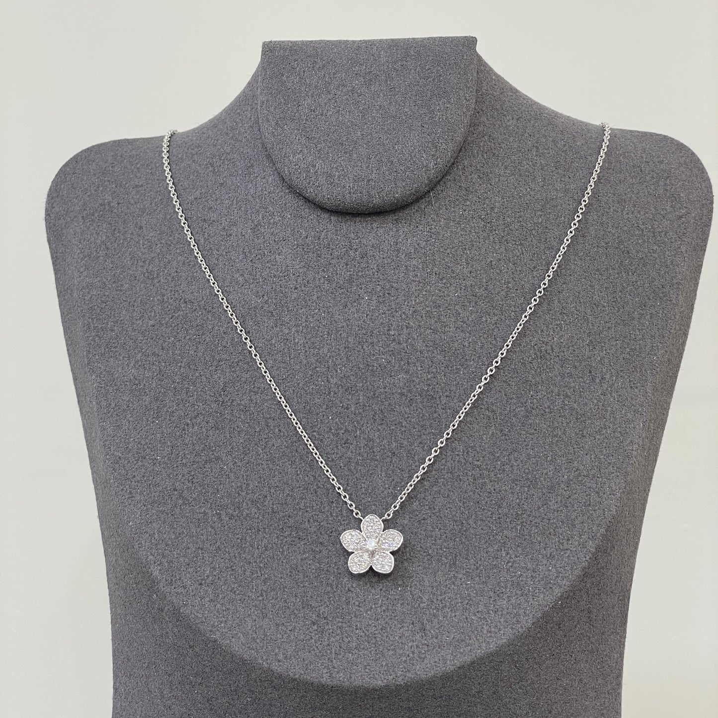 Lab diamond round 0.4ct flower necklace