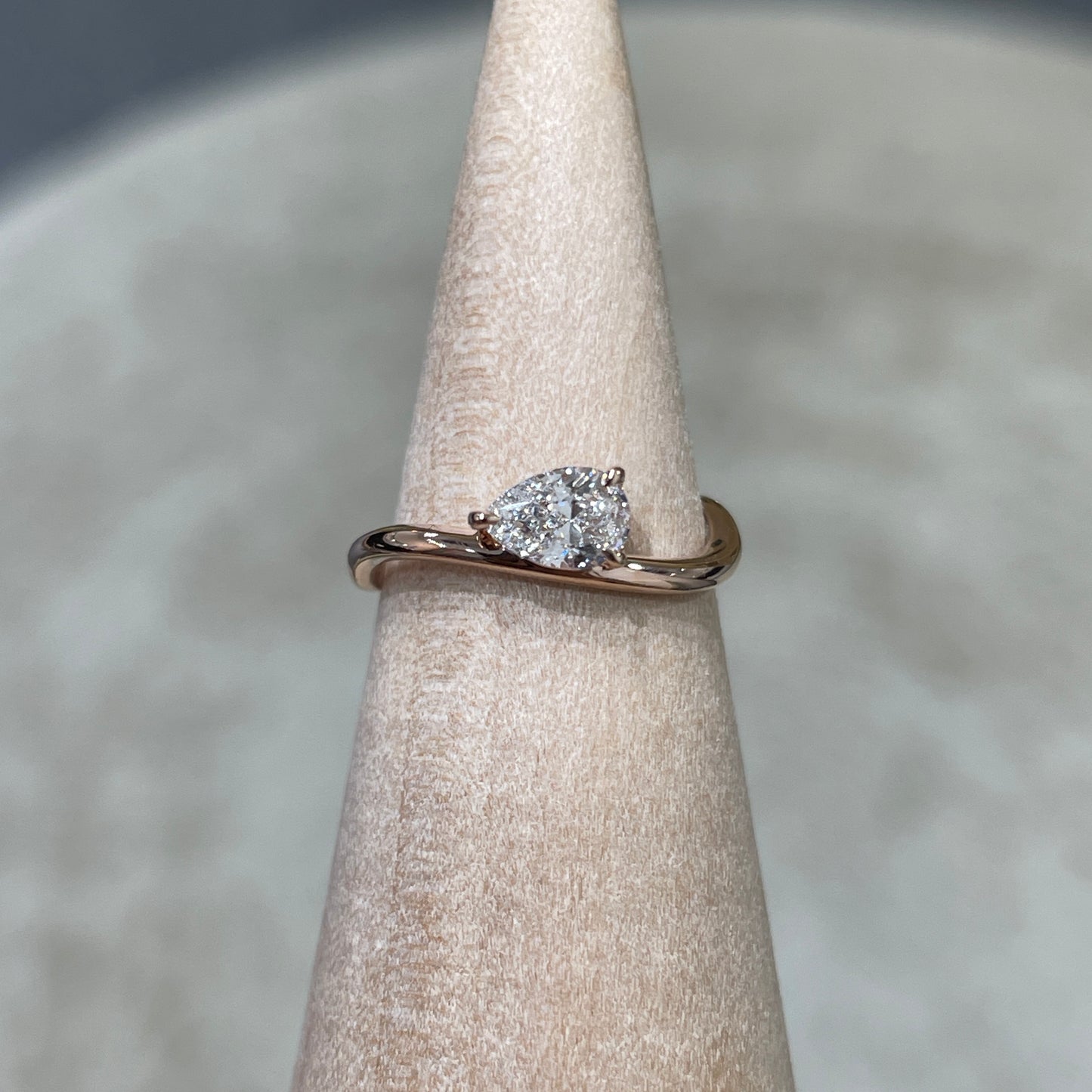 9K Lab diamond Pear shape 0.3ct wavy pinky ring