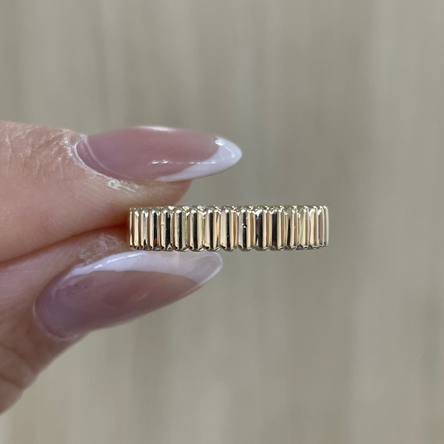 18K vertical line band ring