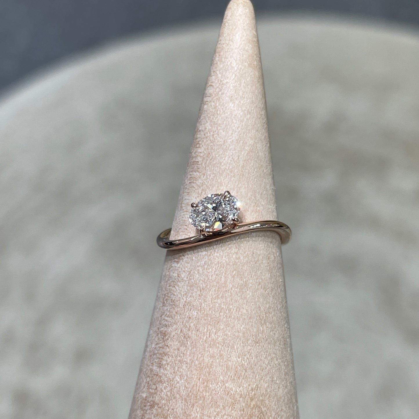 9k Lab diamond oval shape 0.4ct four-prong wavy pinky ring