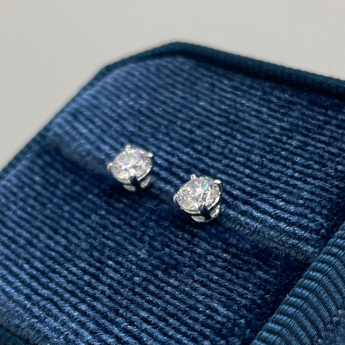 Lab diamond round 0.6ct four-prong stud earrings -pair