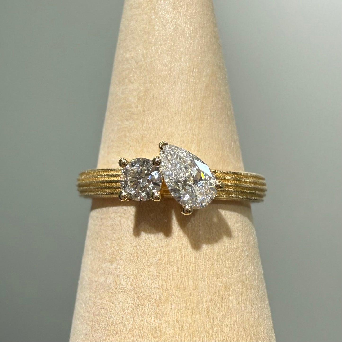 9k Lab diamond Toi et moi texture band pinky ring