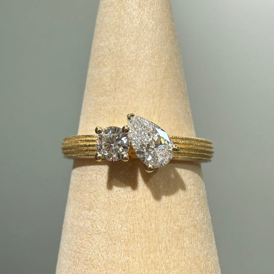 9k Lab diamond Toi et moi texture band pinky ring