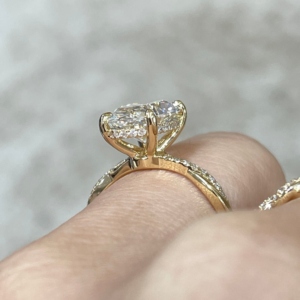 IGI Lab diamond Oval shape 2.5ct four-prong underhalo pave twisted band ring