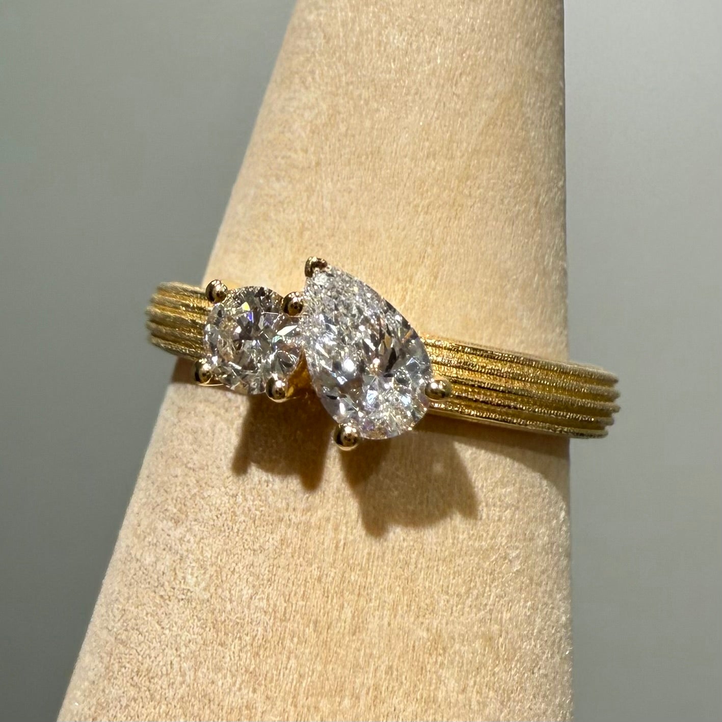 9k Lab diamond Toi et moi texture band pinky ring
