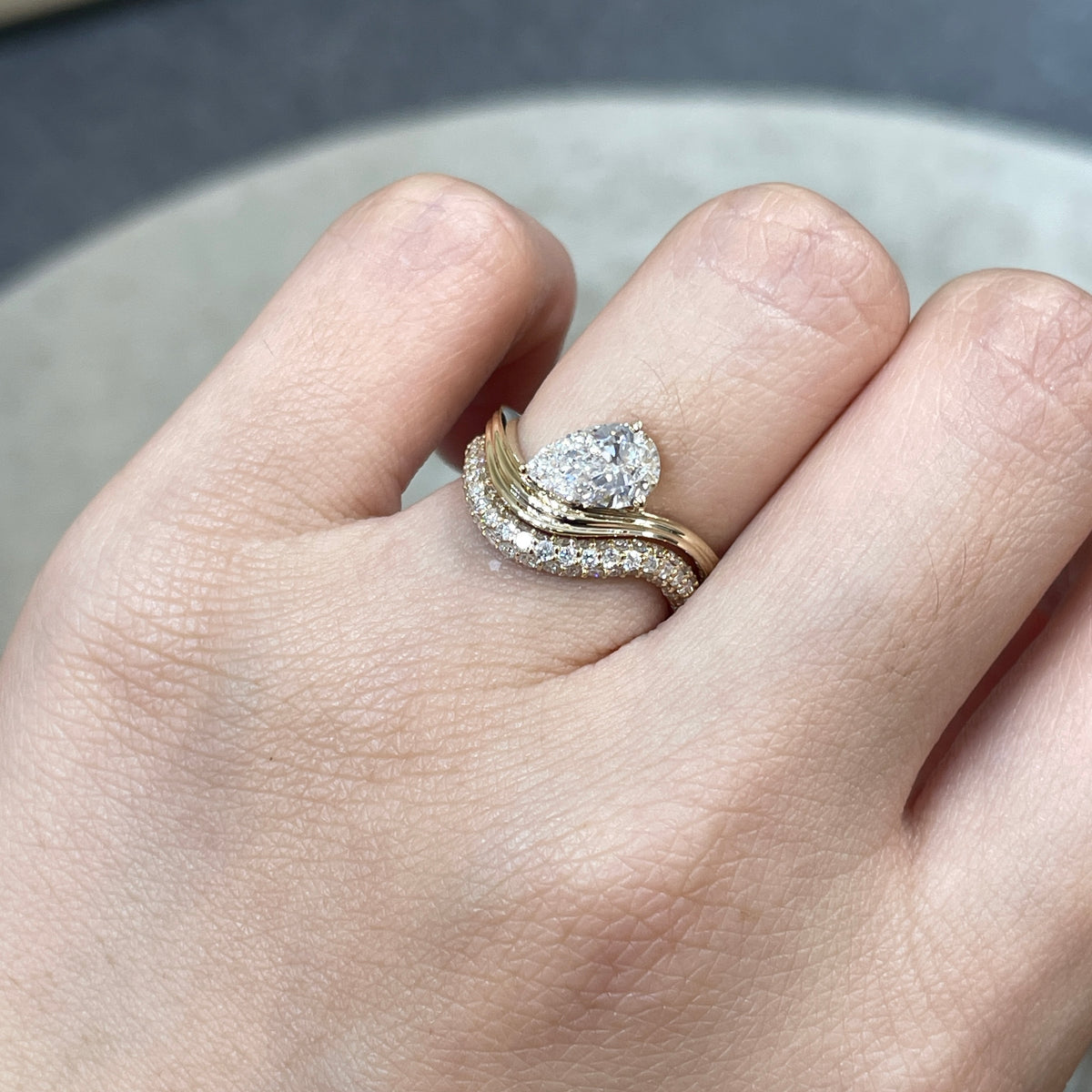9k Lab diamond pear 1ct three-prong wavy ring
