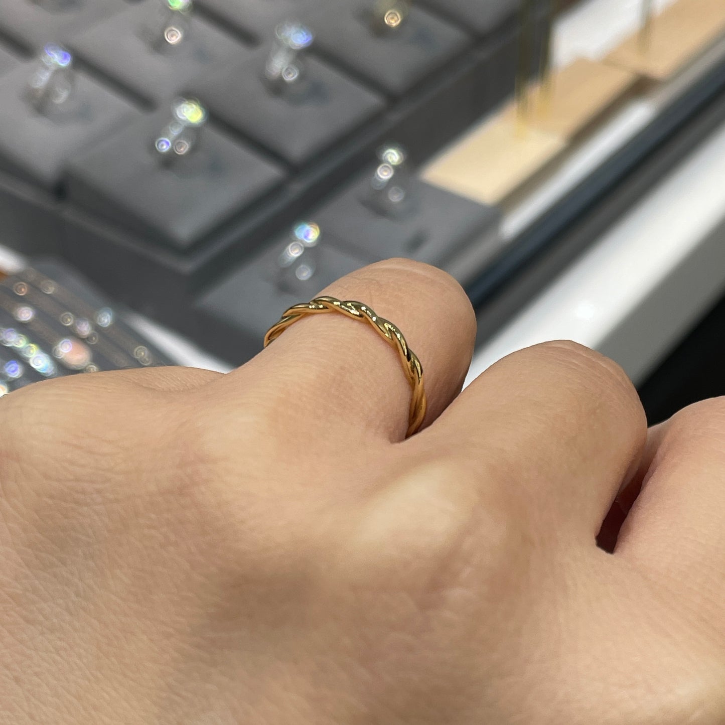 18k twist band ring