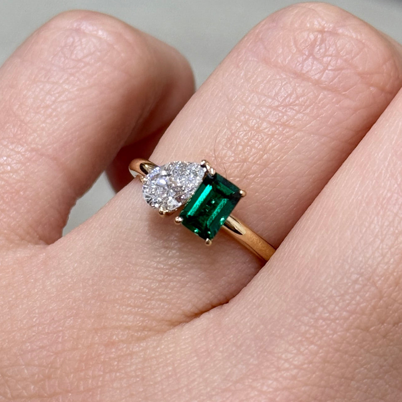 Lab Emerald green emerald cut 0.4ct and diamond pear  shape 0.5ct toi et moi ring
