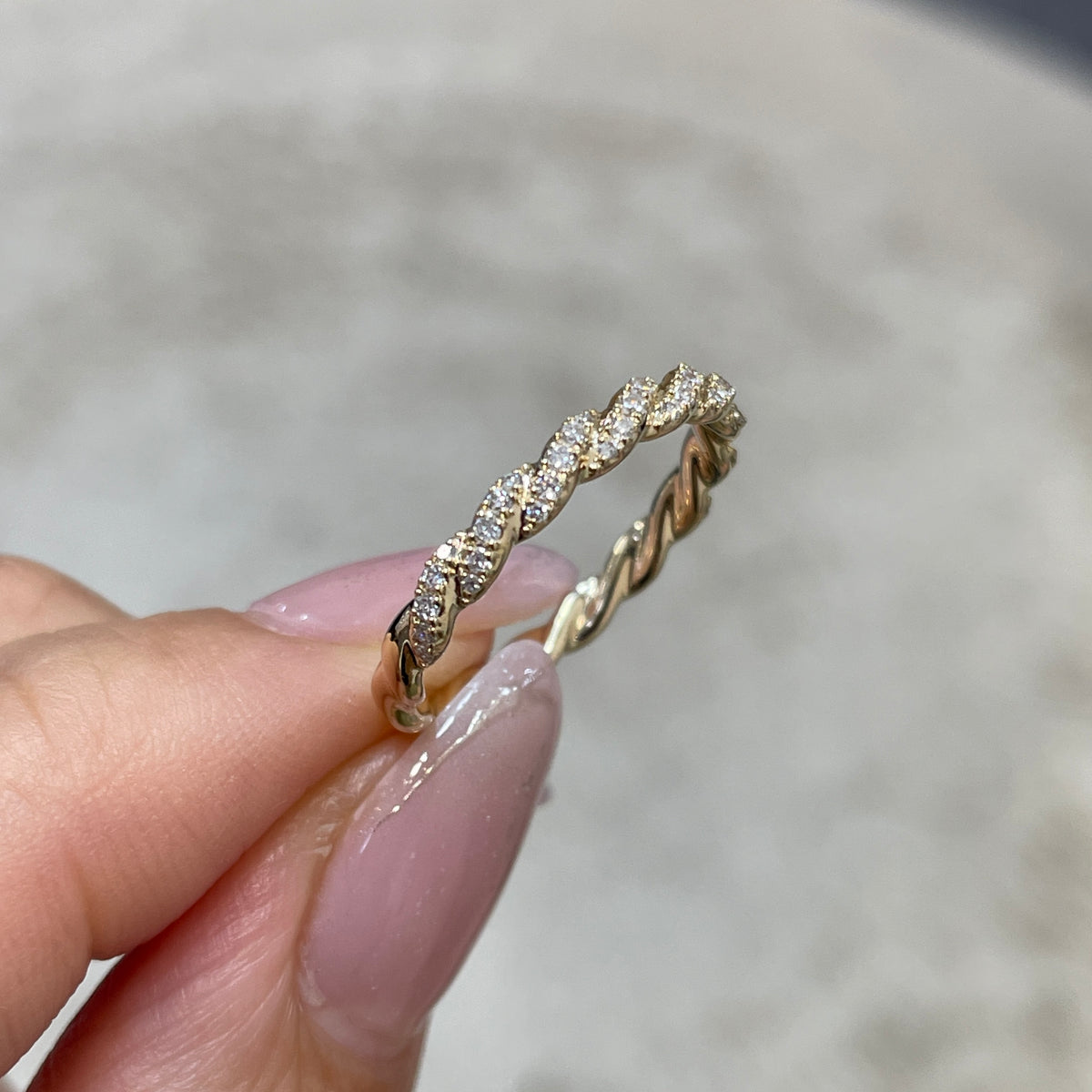 9k Lab diamond round 0.2ct rope half pave ring