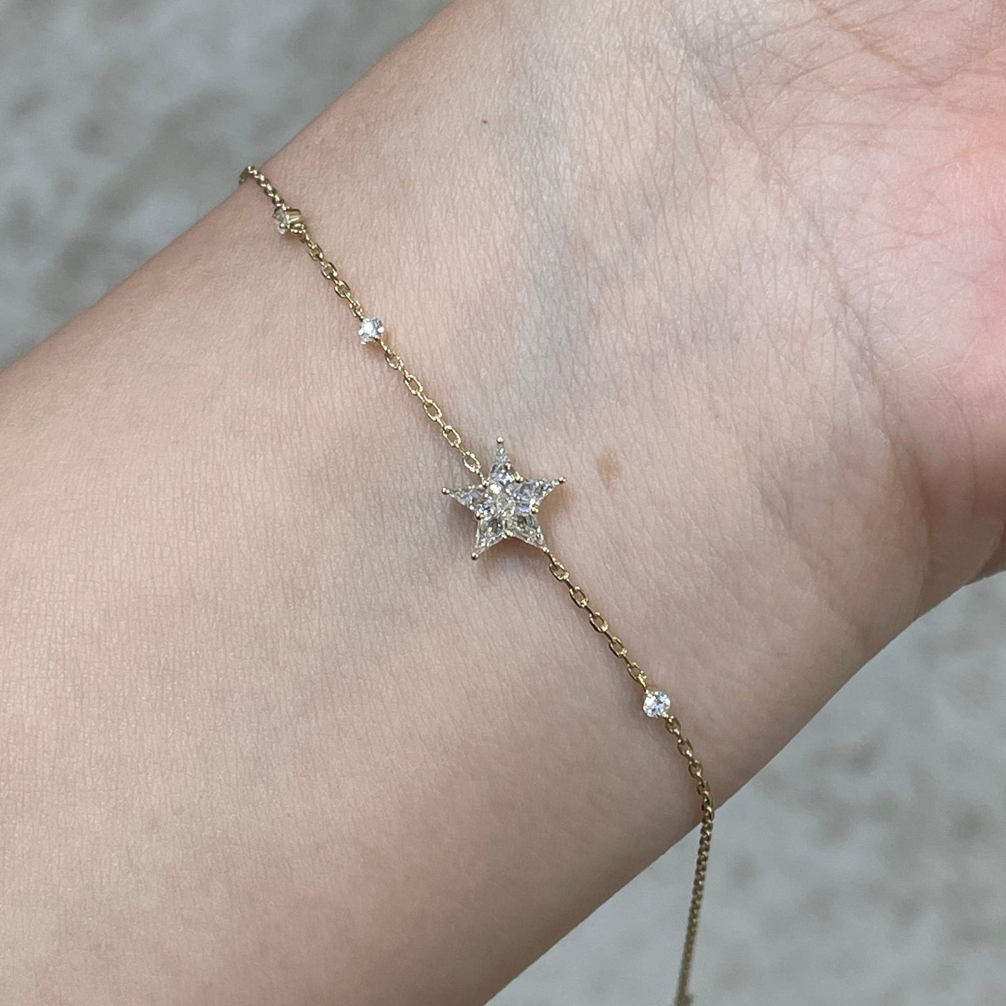 9k Lab diamond kite cut 0.29ct Illusion star with little diamonds bracelet