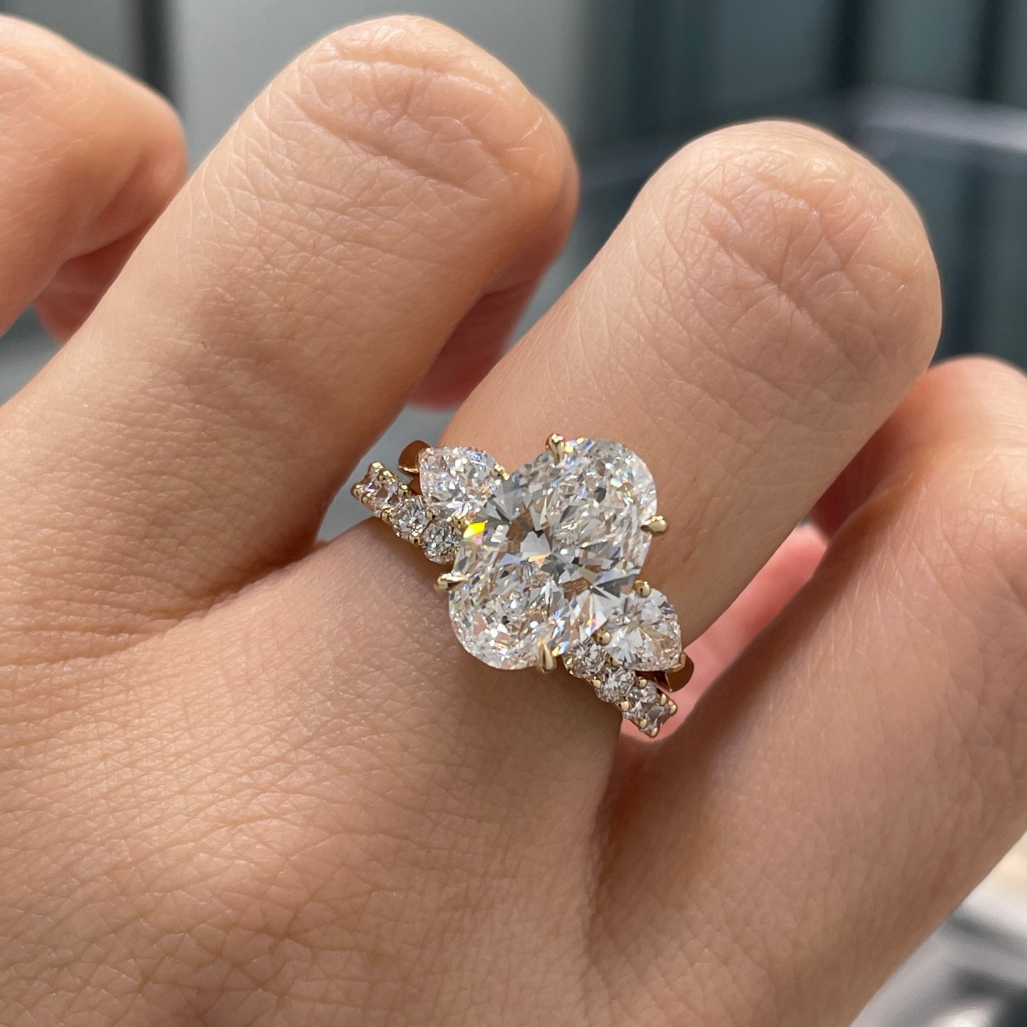 IGI Lab diamond Oval 3.5ct with pear shape 0.4ct three stone setting ring