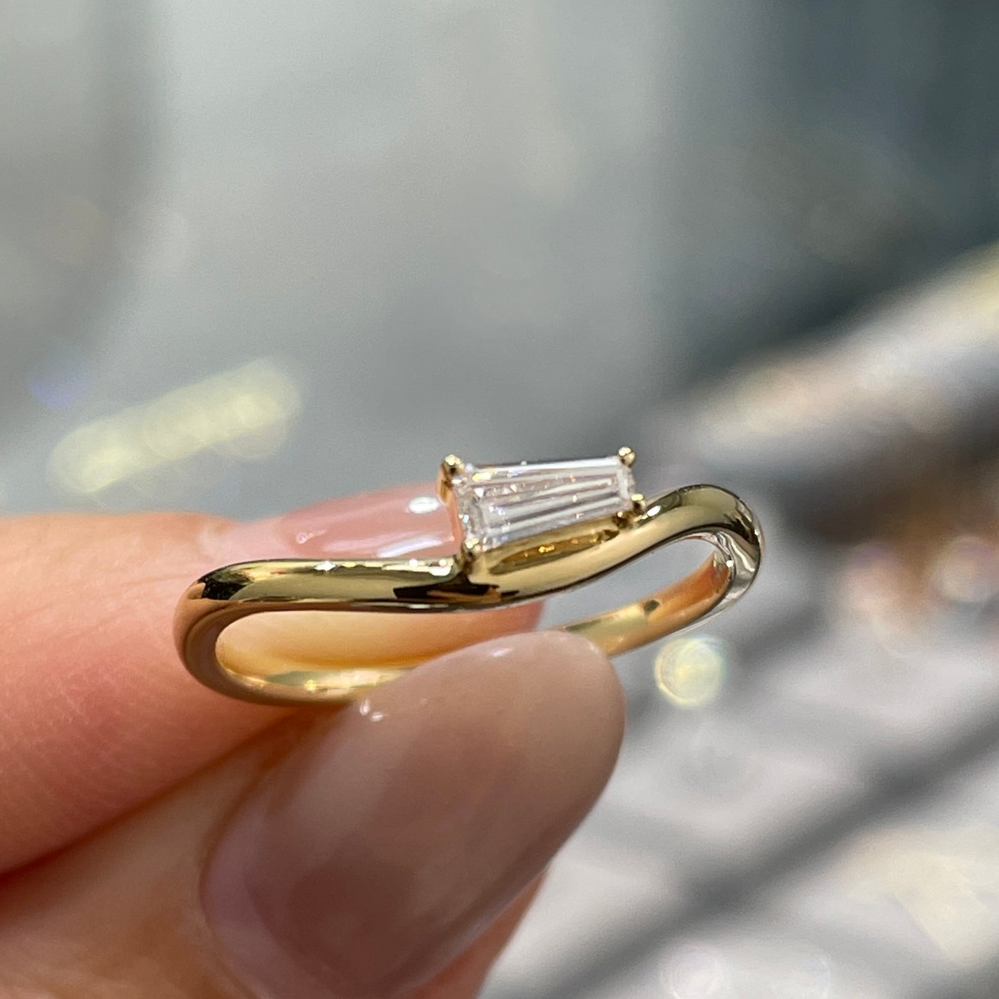 Lab diamond Baguette cut 0.15ct wavy ring