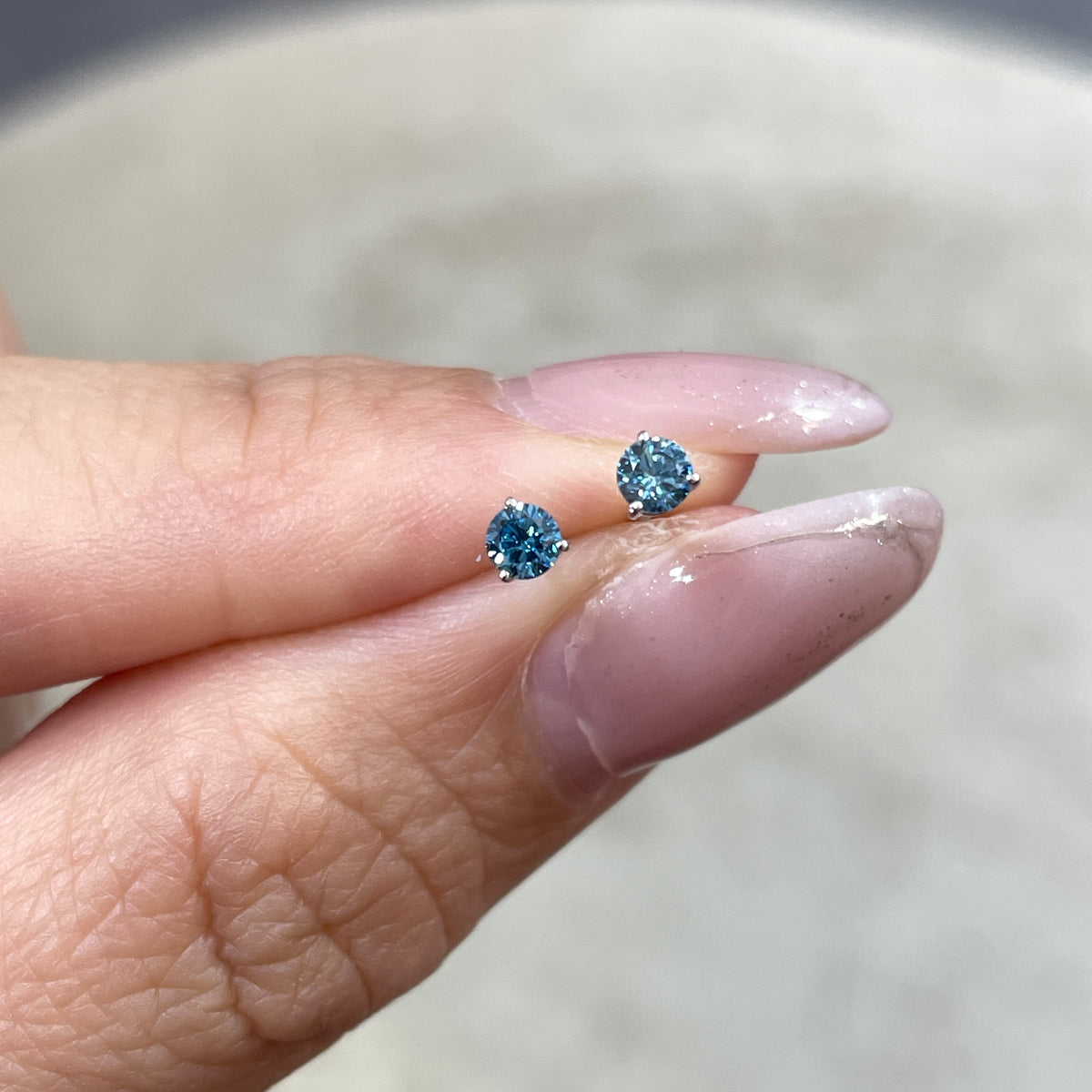 Lab blue diamond round 0.2ct three-prong stud earrings - pair