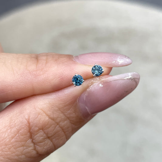 Lab blue diamond round 0.2ct three-prong stud earrings - pair