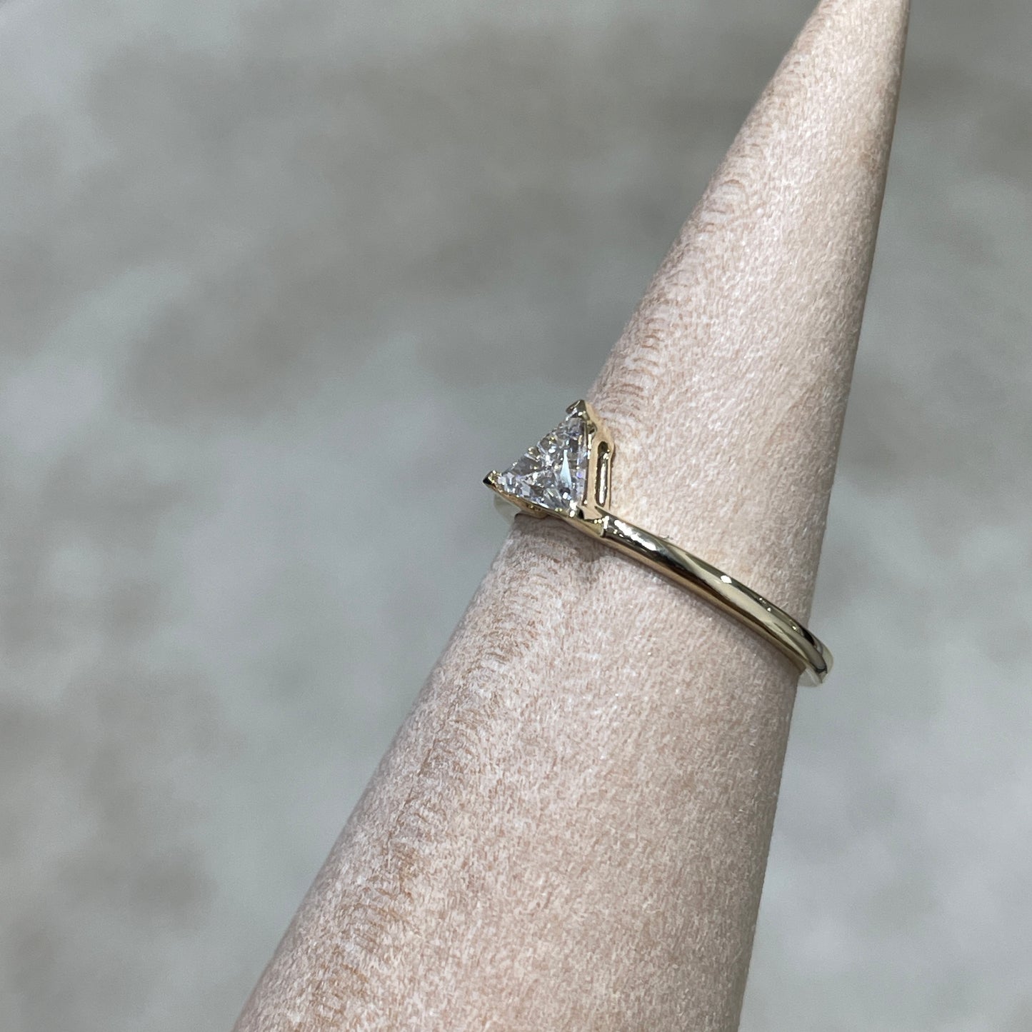 9k Lab diamond triangle 0.2ct three-v prong pinky ring