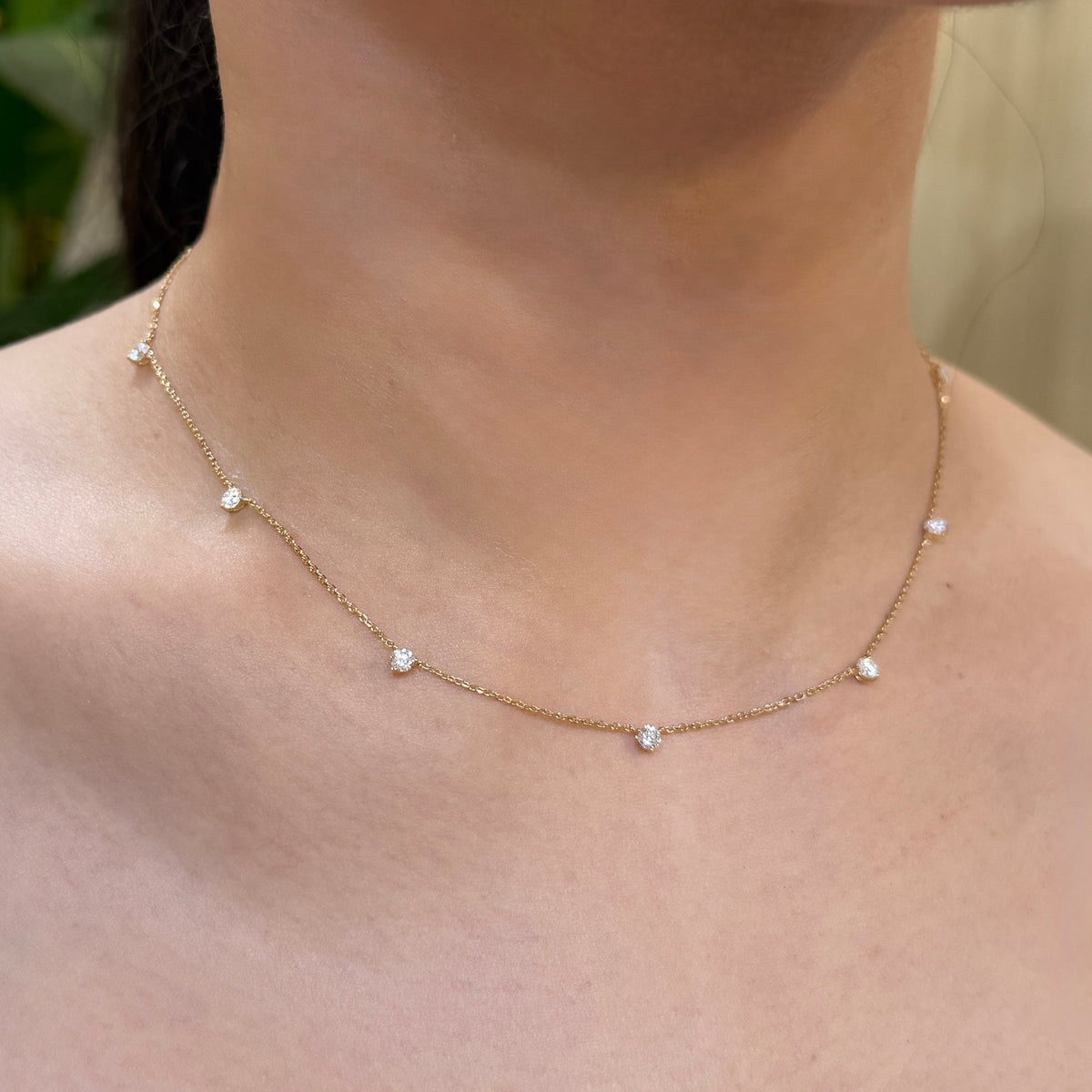9k Lab diamond round 0.84ct three-prong dangling necklace