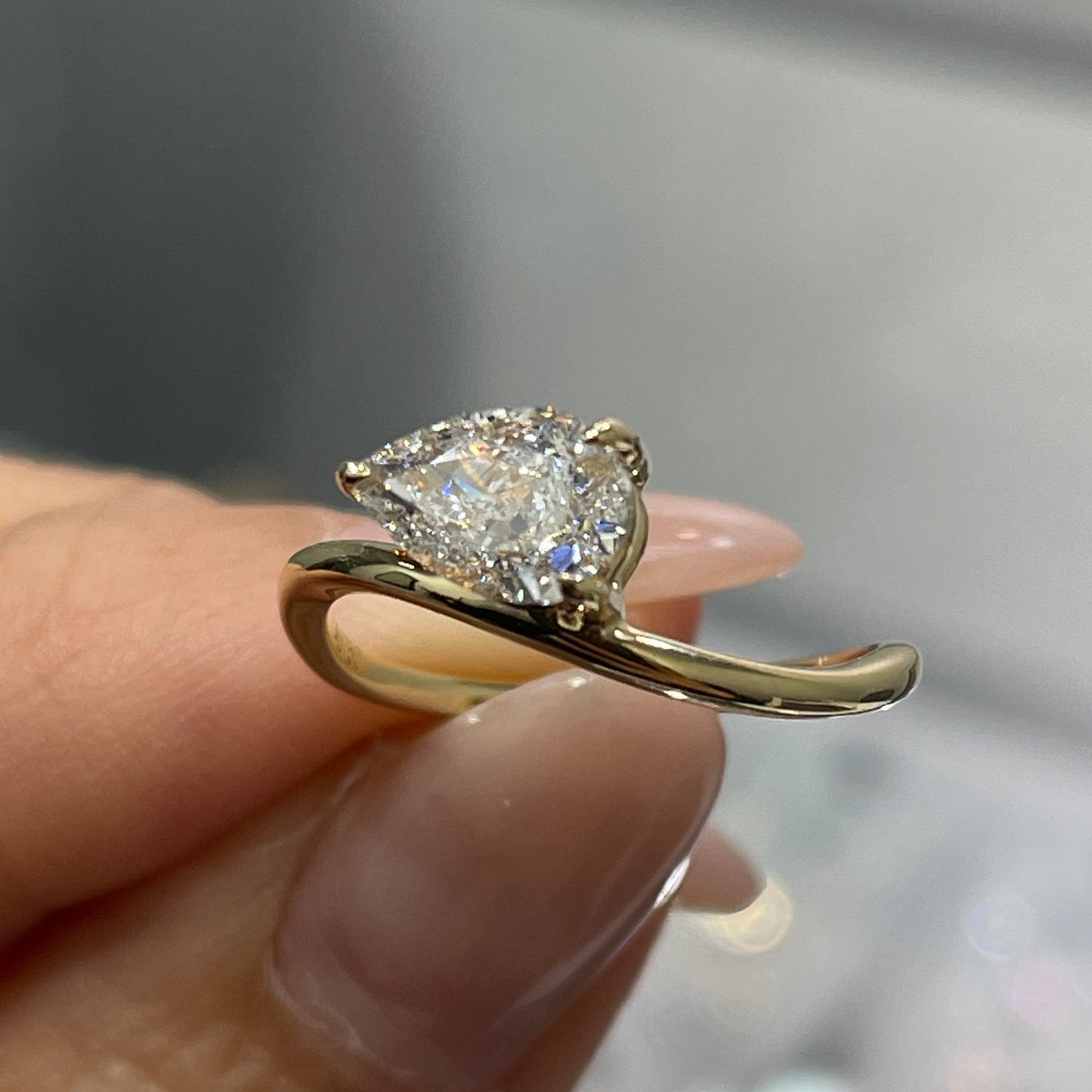 IGI Lab diamond Pear shape 1ct three prong wavy ring