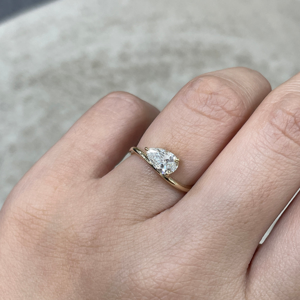 9k Lab diamond pear shape 0.7ct three-prong wavy ring