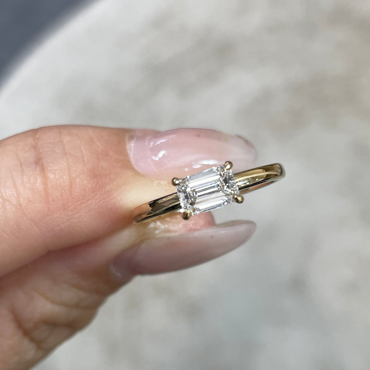 9k Lab diamond Emerald cut 0.5ct four-prong horizontal ring