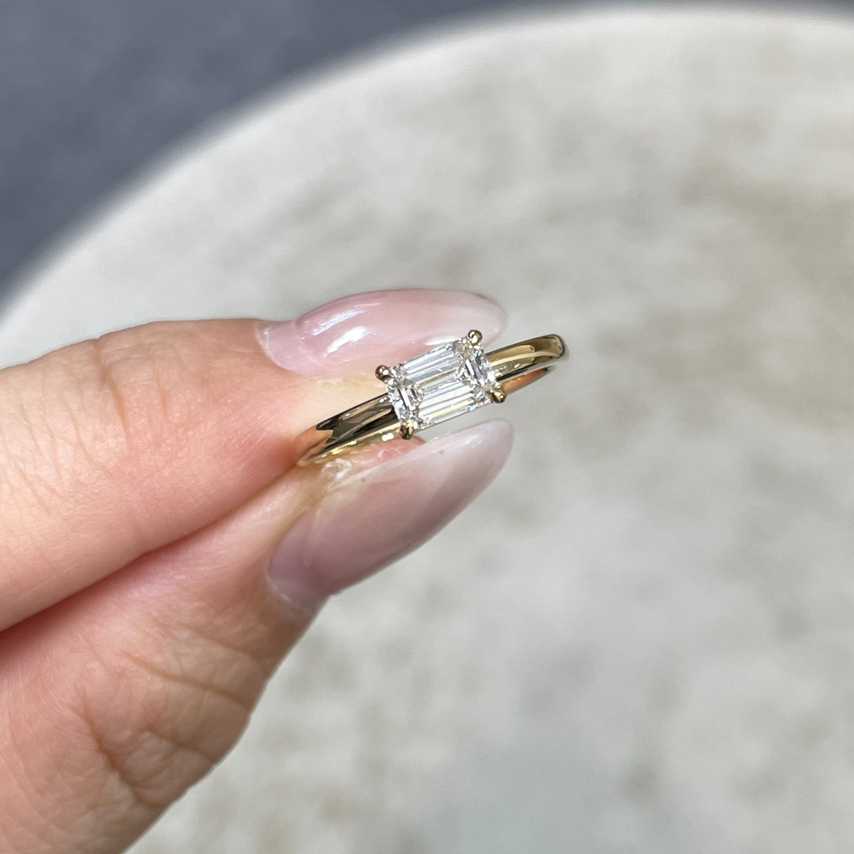 9k Lab diamond Emerald cut 0.5ct four-prong horizontal ring