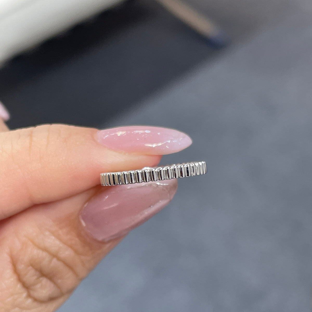 9K vertical line band pinky ring