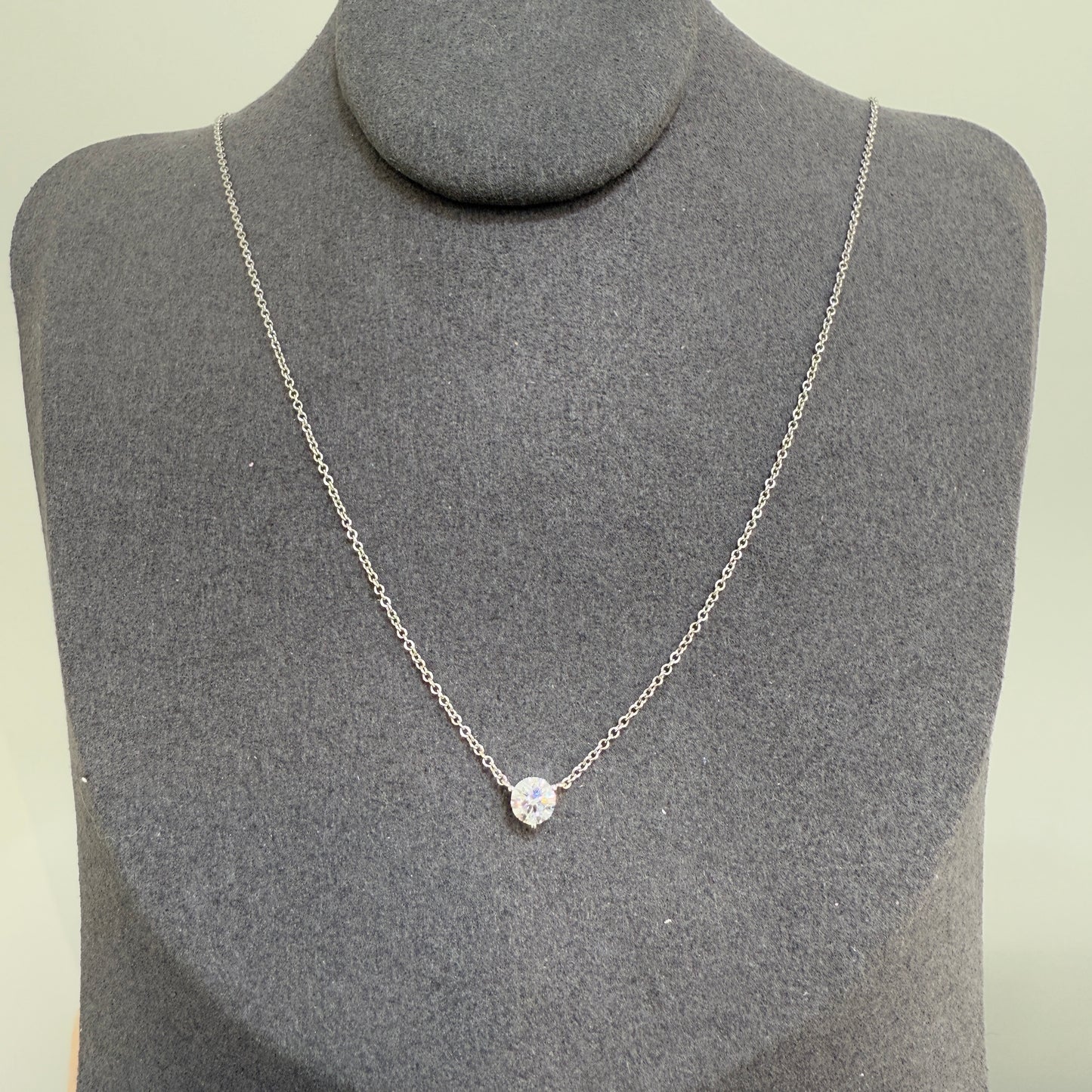 Lab diamond round 0.3ct three-prong necklace