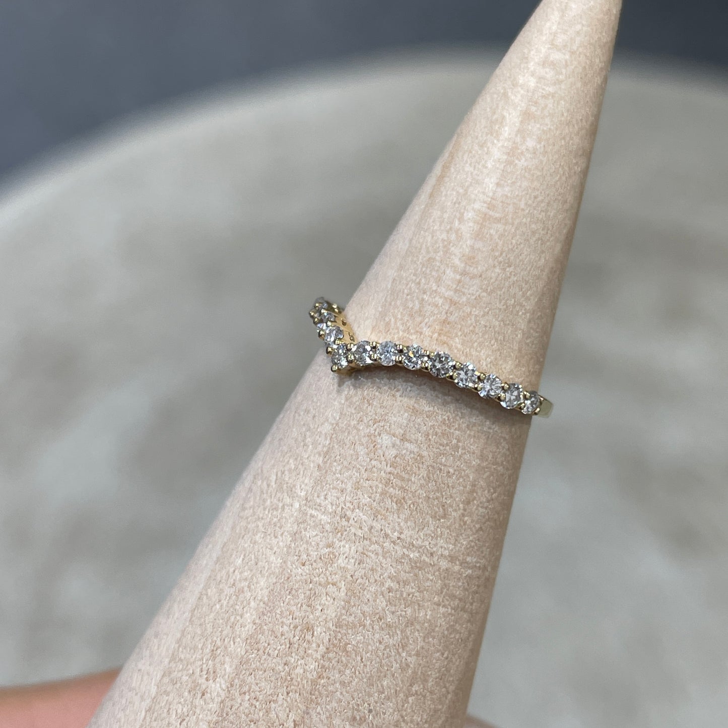 9k Lab diamond round 0.2ct half eternity v shape pinky ring