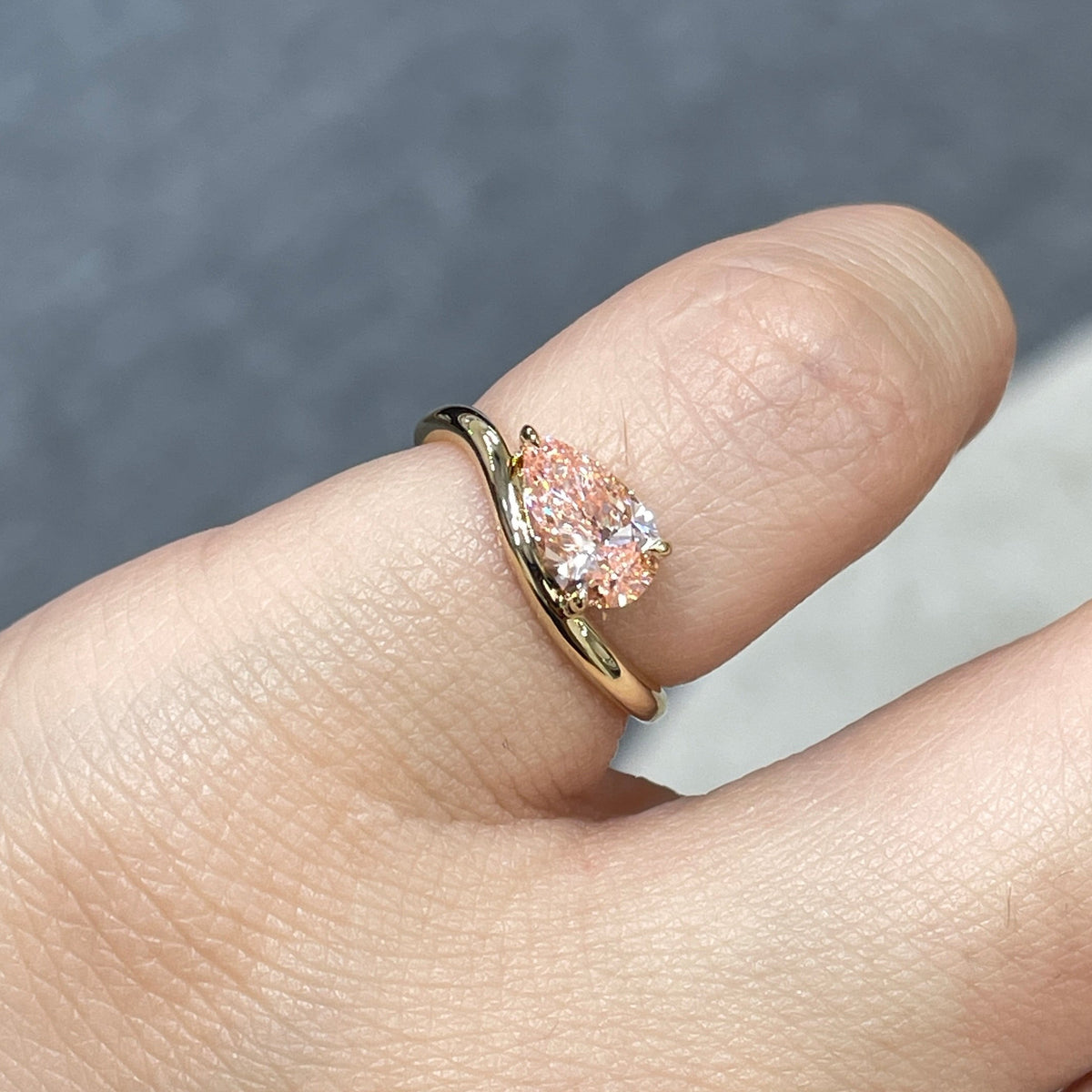 9k IGI lab pink diamind pear shape 0.7ct three-prong thick wavy pinky ring